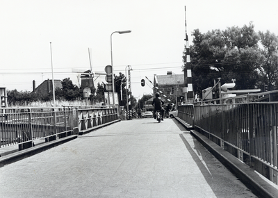 171088 Gezicht op de spoorwegovergang te Oost-Souburg, vanaf de draaibrug over het Kanaal door Walcheren.